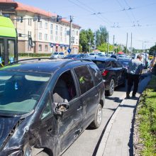 „Aklųjų“ sankryžoje – trijų automobilių avarija: stoja eismas