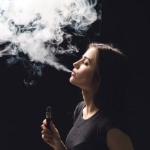 Seime – siūlymas dar labiau riboti elektroninių cigarečių su aromatais prekybą   
