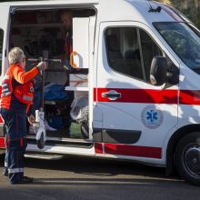 Nuo paspirtuko krito ir susižalojo girta 70-metė