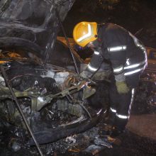 Policija aiškinasi, kas naktį Kaune padegė „Mercedes-Benz“
