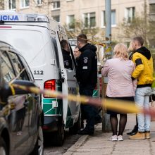 Kruvina drama Panevėžyje: per policijos sulaikymą vyras peiliu dūrė sau į pilvą