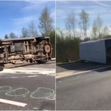 Į avariją prie Rumšiškių pateko nuteistieji: apvirtusio mikroautobuso vairuotas – be teisių