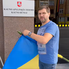 Celofanas nuo teismo pastato nuėmė Ukrainos vėliavą: pradėtas tyrimas dėl vagystės
