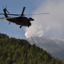 Ieškant dingusio Japonijos sraigtasparnio rasti penki kūnai ir nuolaužos