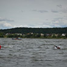 Plaukikų noro varžytis nenugalėjo net šaltos bangos ir vėjas