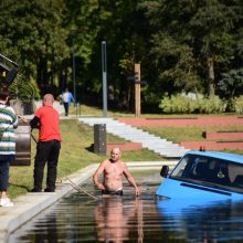 Senvagės tvenkinyje nuskendo aplinką tvarkančios Kauno įmonės automobilis