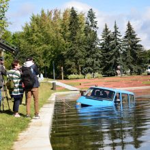 Senvagės tvenkinyje nuskendo aplinką tvarkančios Kauno įmonės automobilis