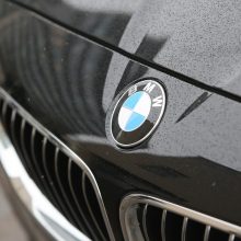 Policija ieško, kas sostinėje apgadino ir apvogė BMW