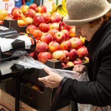 Nemokamų plastikinių maišelių era baigiasi, bet gyventojai ramūs: kiek reikės, tiek mokėsime 