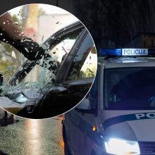 Svetimam kieme siautėjo du vyrai: sumušė moterį ir vyrą, daužė langus, apgadino mašiną