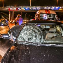 Nelaimė Mažeikių rajone: 30-metės vairuojamas BMW partrenkė 16-likmetę