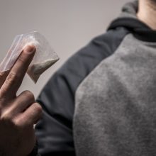 Namo kieme – narkotikais apsinuodijęs vyras be sąmonės: kišenėje – maišeliai su milteliais
