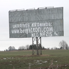 Reklaminiai stendai magistralėje sudomino teisėsaugą – užkliuvo provokuojantys prorusiški užrašai