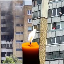 Šiurpus gaisras Šiauliuose: iš devinto aukšto iššokusi mergina ligoninėje mirė