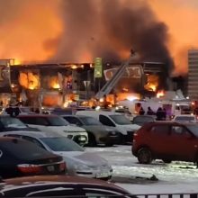 Milžiniškas gaisras Maskvoje nuniokojo prekybos centrą, žuvo žmogus <span style=color:red;>(vaizdo įrašai)</span>