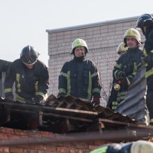 Ugniagesių sujudimas Vilijampolėje – degė garažas