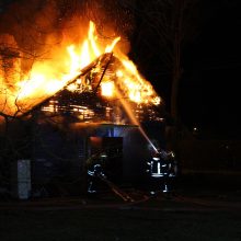 Gaisras Klaipėdos rajone: ugnies liežuviai rijo namą
