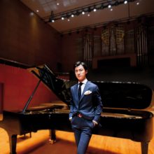Pažintis: Vokietijoje gyvenančio kinų kilmės pianisto H.Zhang koncertas Pažaislio muzikos festivalyje  – pirmoji jo viešnagė Lietuvoje.