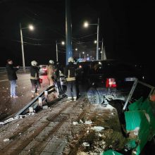 Incidentas Kaune: girtos moters vairuotas „Range Rover“ šlavė viską savo kelyje