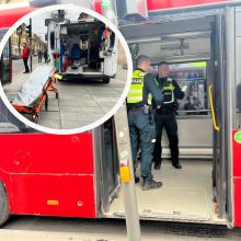 Nelaimė miesto centre: į autobuso spąstus patekusi moteris vaitojo iš skausmo