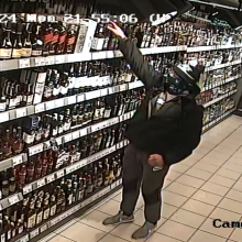 Po devynių alkoholio butelių vagystės – į policijos akiratį: gal atpažįstate?