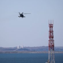 Rusija sako sunaikinusi tris Ukrainos povandeninius dronus, besitaikiusius į Krymo tiltą