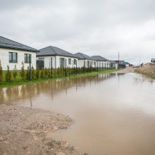 Romainių gyventojai stveriasi už galvų: gatvės virto upėmis, kiemai – ežerais