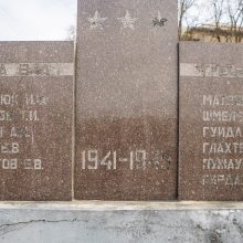 Netiesa: ant paminklo užrašyta esą čia palaidoti Antrojo pasaulinio karo kariai, bet iš tiesų čia atgulė stribai ir NKVD pareigūnai, mirę jau po karo.