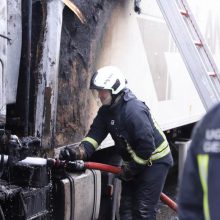 Naktį Kaune supleškėjo du krovininiai automobiliai, įtariamas padegimas