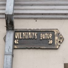 Vilniaus gatvėje – naujovės: atsirado suoliukai ir šiukšliadėžės