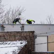 Kauno centre užfiksuotas neatsakingas darbininkų elgesys: ant stogo – be šalmų, apsaugos diržų