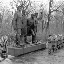 Prievarta: 1988 m. vasario 12-ąją sovietų valdžios suvaryti prie paminklo „Keturi komunarai“ kauniečiai turėjo pasmerkti JAV Kongreso rezoliuciją ir Prezidento R.Reigano proklamaciją dėl Vasario 16-osios.