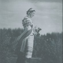 1938 m.: A.Tamošaitienė su savo pačios austais Mažosios Lietuvos  tautiniais drabužiais, kurie pirmoje Tarptautinėje amatų parodoje  Berlyne pelnė Garbės apdovanojimą.