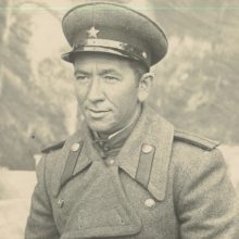 1944 m.: A.Krasilnikovas kitoje savo nuotraukos pusėje užrašė: „Kai bus sunku, prisiminkite gerus draugus.“