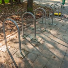 Pripažino: dviračių stovai Ąžuolyno parke įrengti nekokybiškai