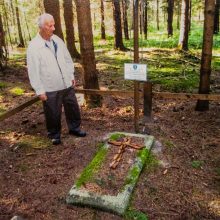 Neužmirštas: A.Dagilis prie A.Arlausko kapo miške sovietmečiu.