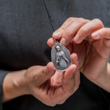 Ženklai: sesers Rafaelos ranką puošia ištikimybę Kristui liudijantis žiedas, medalionas atspindi šventosios Elžbietos kilnumą.