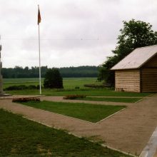 Įamžinta: Minaičių memorialas su atkurta klėtimi ir pastatytu paminklu 1949 m. Vasario 16-osios signatarams atminti.
