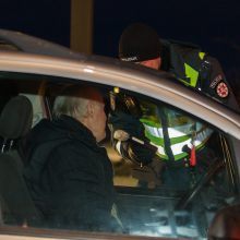 Akibrokštas reido metu: girtas vairuotojas bandė išsisukti išgerdamas alaus