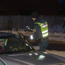 Akibrokštas reido metu: girtas vairuotojas bandė išsisukti išgerdamas alaus