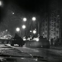 Agresija: sovietų tankai prie užgrobtų Lietuvos radijo ir televizijos pastatų S.Konarskio gatvėje.