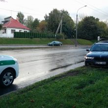 Netoli Kauno klinikų – BMW skrydis į stulpą