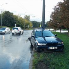 Netoli Kauno klinikų – BMW skrydis į stulpą