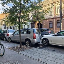 Avarija miesto centre: moters vairuojama „Audi“ rėžėsi į tris stovinčius automobilius