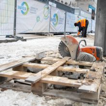 Kaune iškritęs sniegas darbų nestabdo: kelininkai ne tik valo gatves, bet jas toliau tvarko