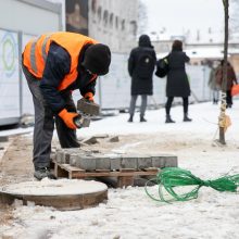 Kaune iškritęs sniegas darbų nestabdo: kelininkai ne tik valo gatves, bet jas toliau tvarko