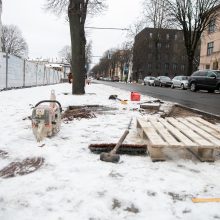 Kaune iškritęs sniegas darbų nestabdo: kelininkai ne tik valo gatves, bet jas toliau tvarko