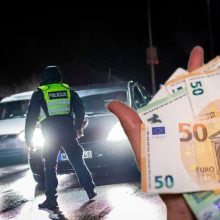 Ištisinę liniją kirtęs vairuotojas bandė išsisukti siūlydamas 200 eurų kyšį