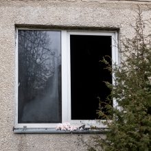 Aliarmas Kalniečiuose: kilo gaisras bute, kuriame buvo mama ir 3 vaikai – degė vaikiška lova