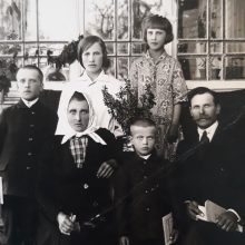 Šeima: priekyje tėvai – Bronė ir Juozas, o tarp jų – sūnus Leonas. Antroje eilėje iš kairės: Leono brolis Albertas ir sesės Aldona ir Ona, 1928 m.